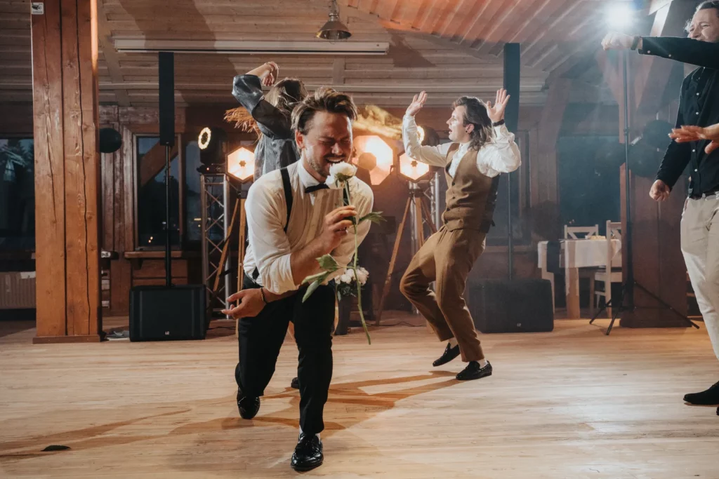 DJ na wesele — bawiący się goście