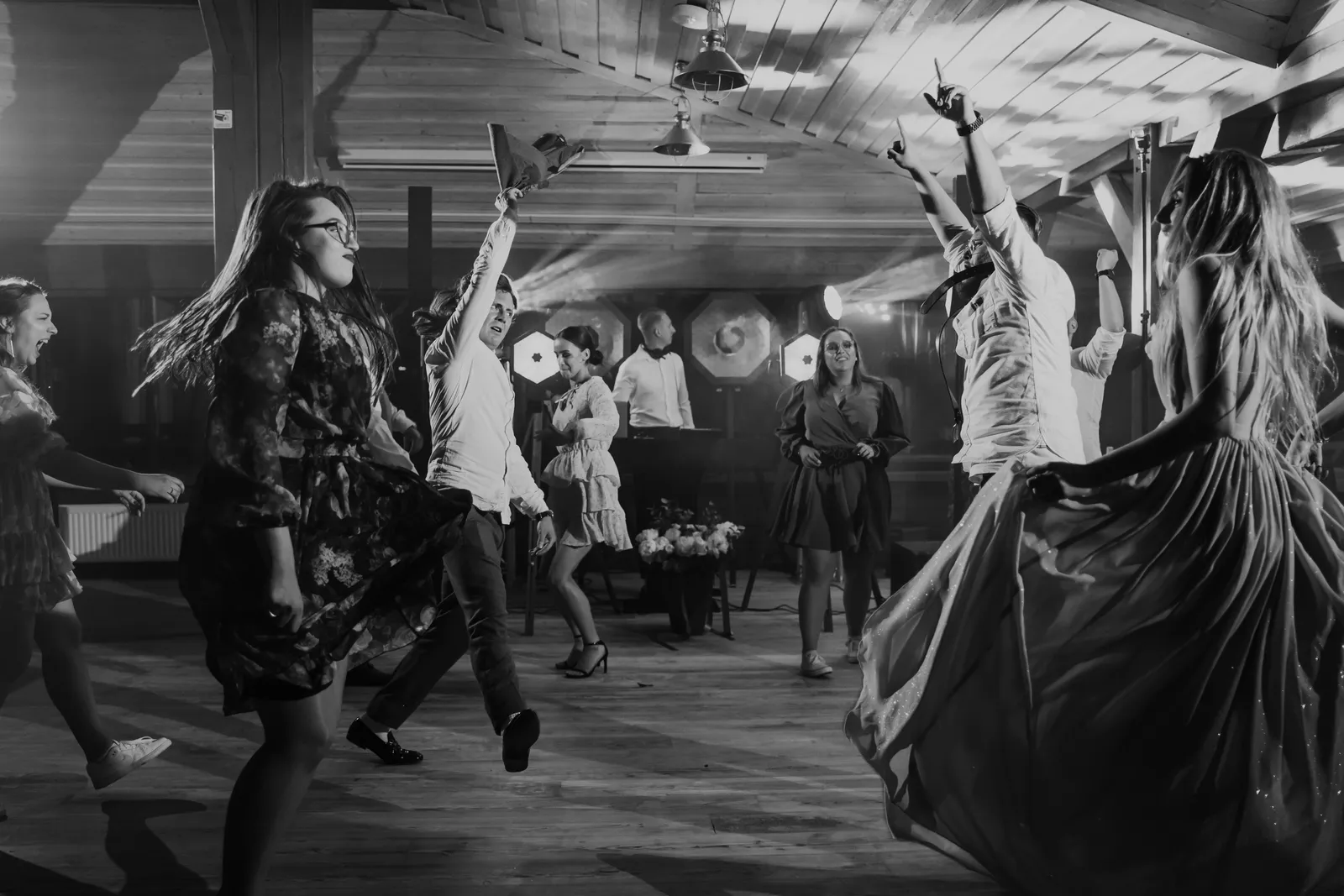 DJ na wesele — bawiący się goście na parkiecie