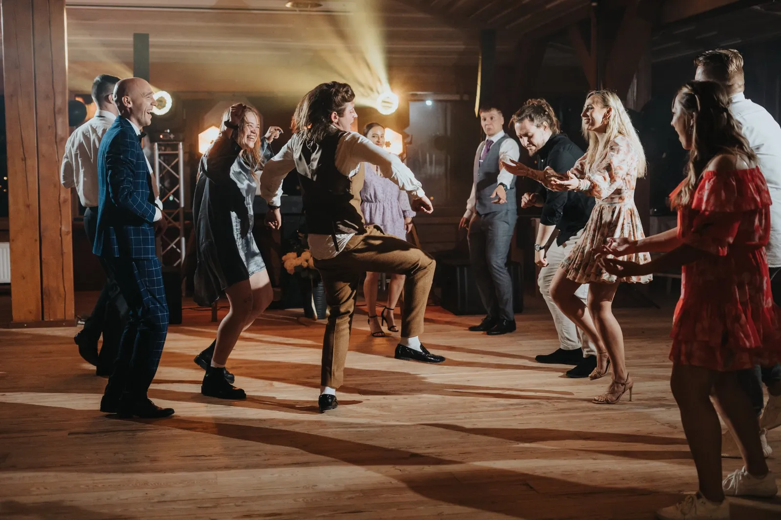 DJ na wesele — bawiący się goście na parkiecie