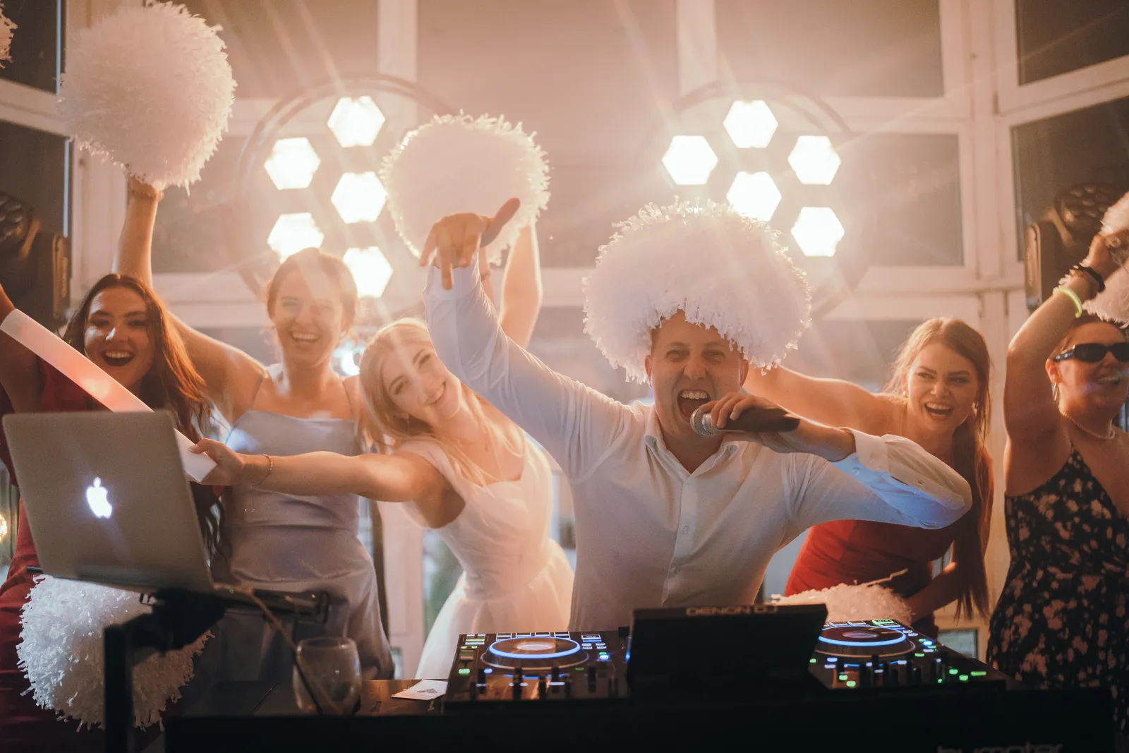 DJ na wesele — energiczna DJka