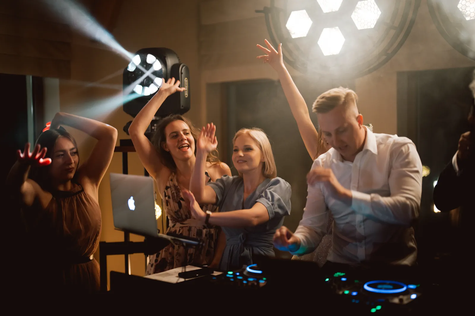 DJ na wesele — impreza za konsolą