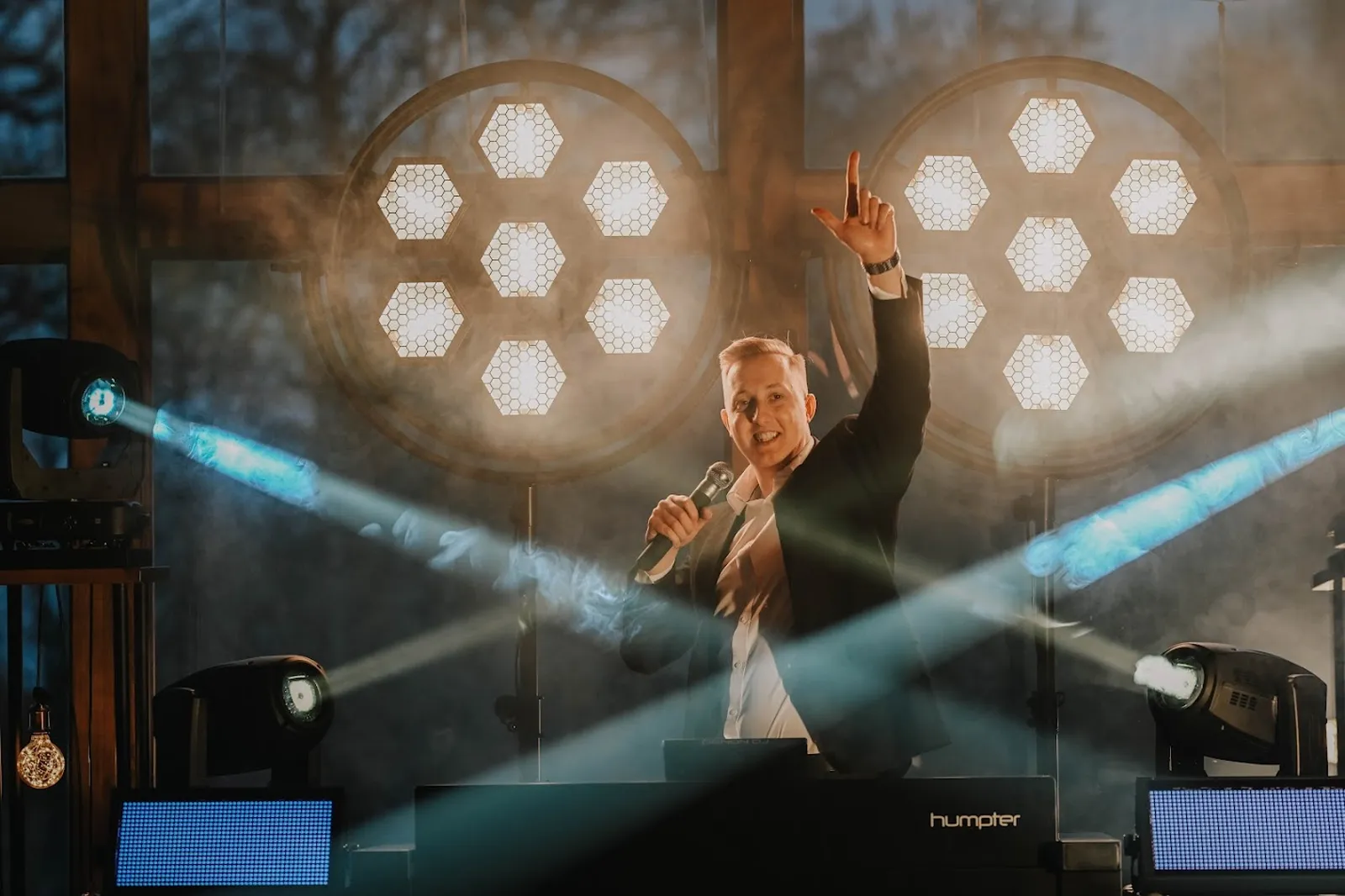 DJ na wesele — konsola i naświetlnie