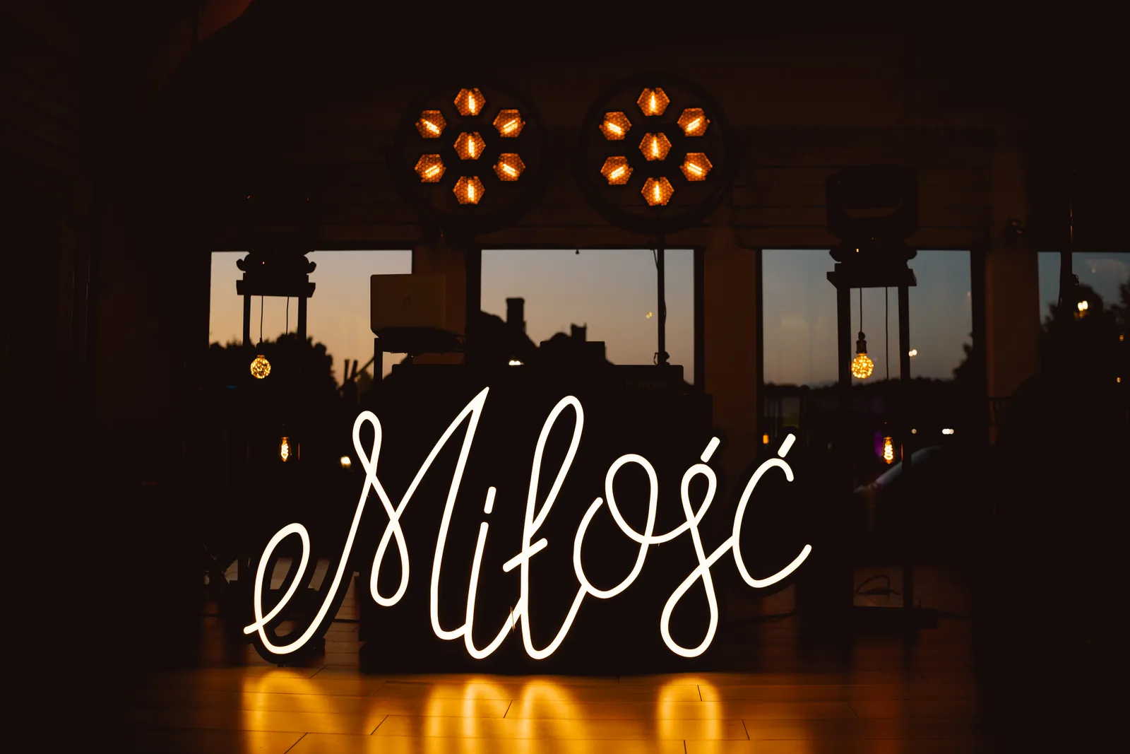 DJ na wesele — neon z napisem miłość