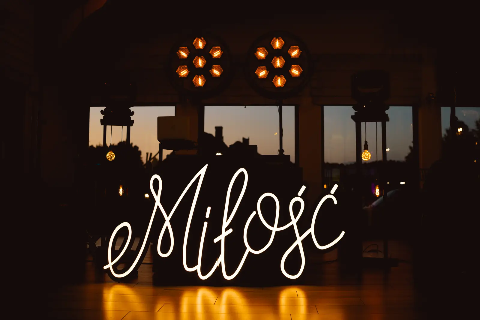 Fotograf na wesele — DJka z napisem miłość