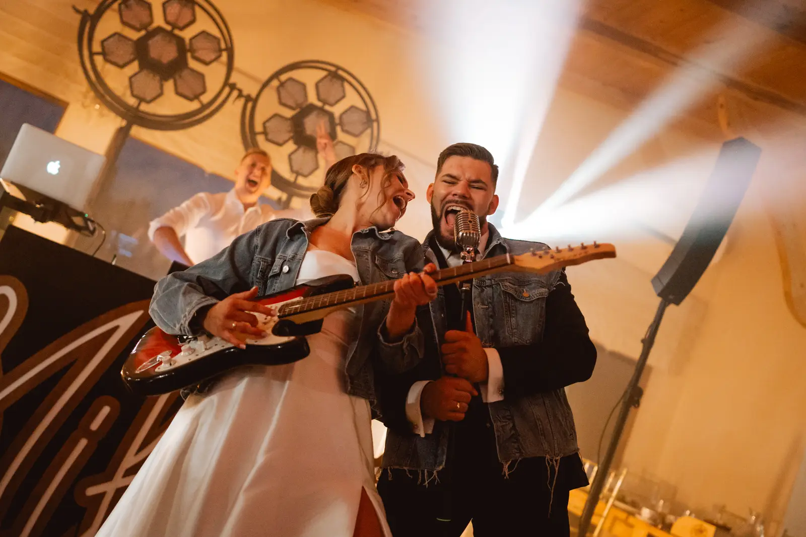 Fotograf na wesele — performence z gitarą