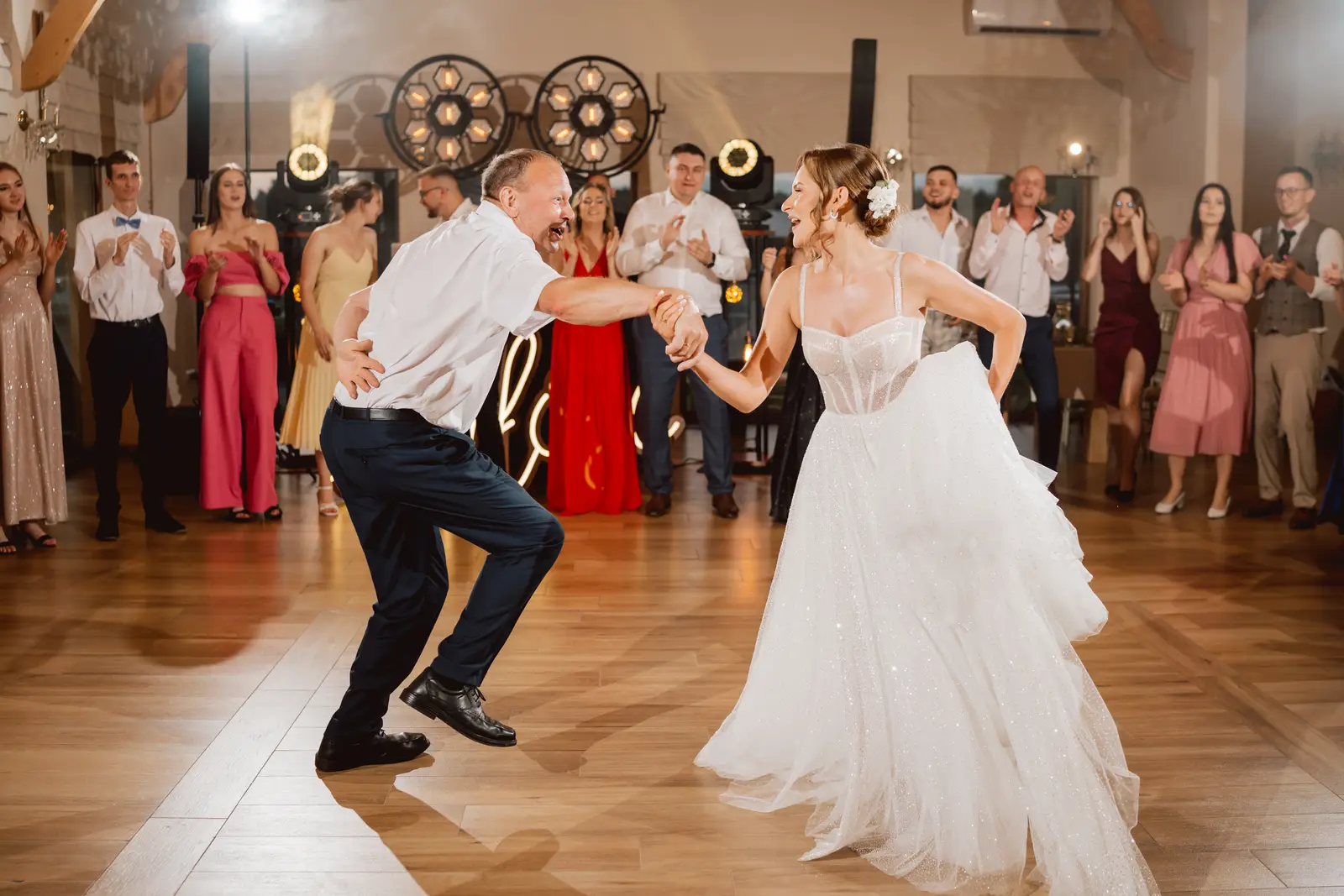 Fotograf na wesele — taniec z panną młodą