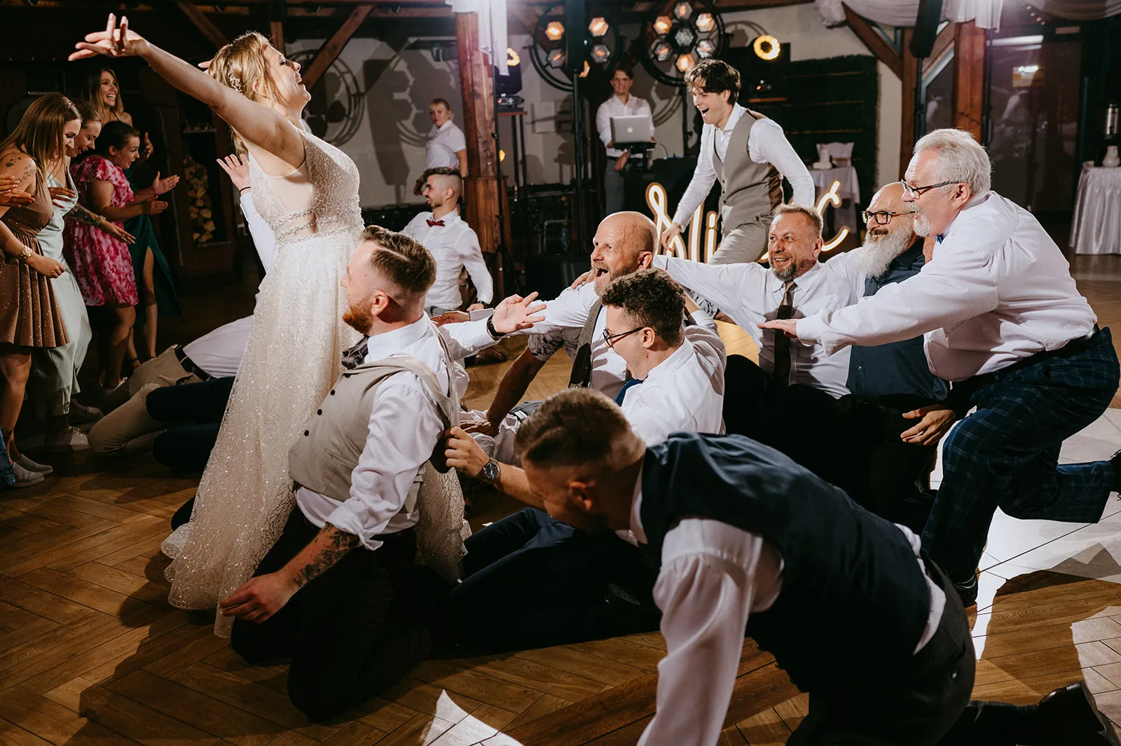 Konferansjer na wesele — kawalerzy z panną młodą