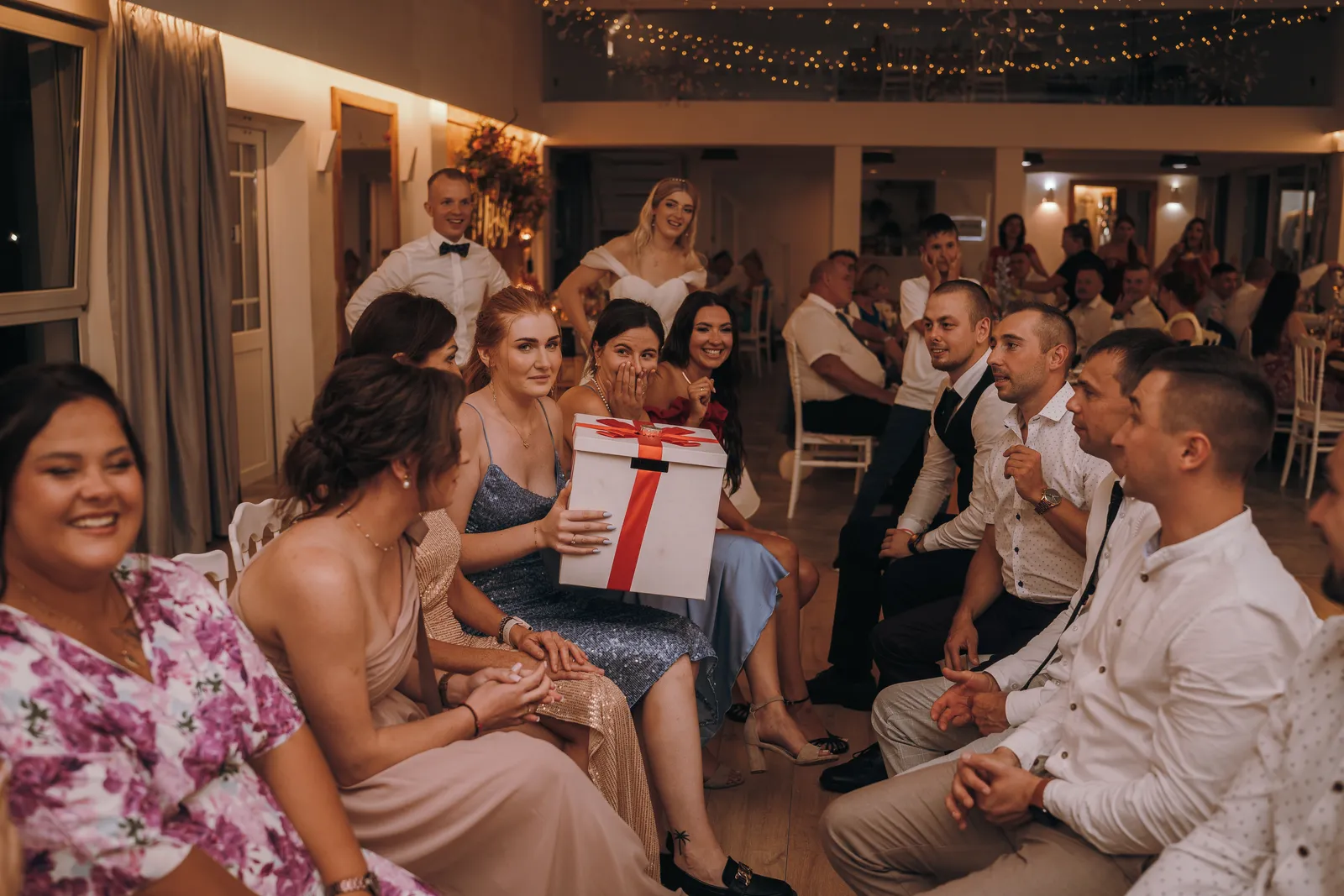 Konferansjer na wesele — zabawa z prezentem