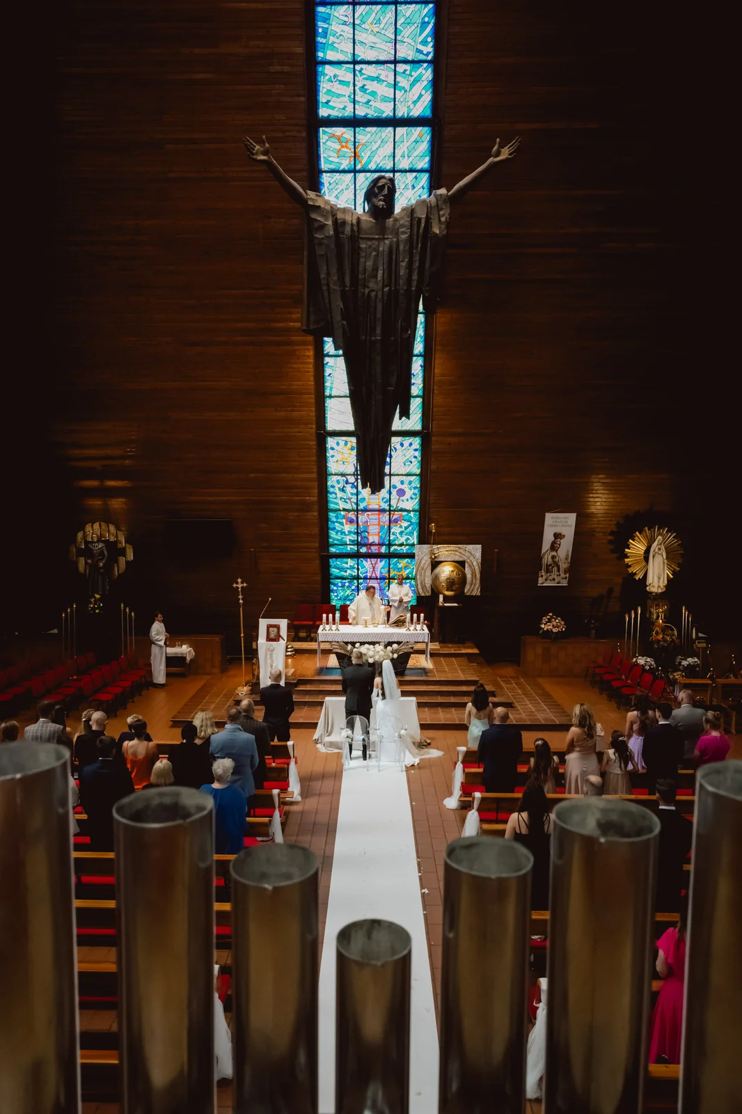 Ceremonia ślubna w kościele — widok na ołtarz