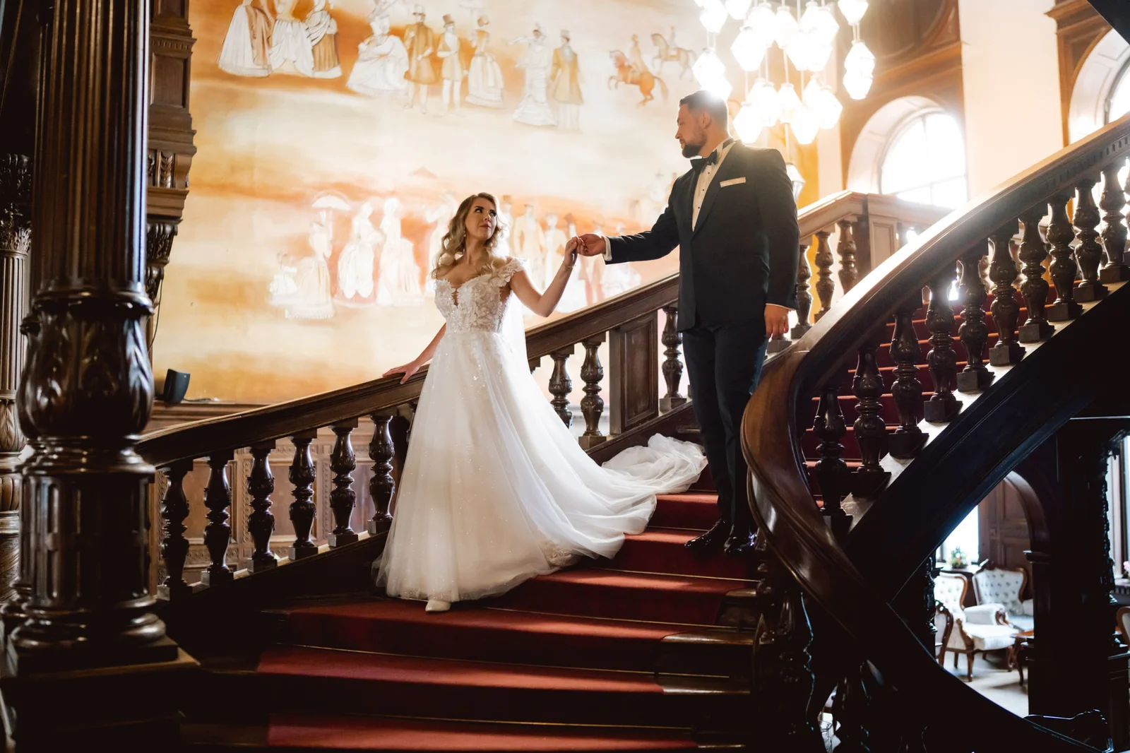 Fotograf na wesele — para młoda na schodach