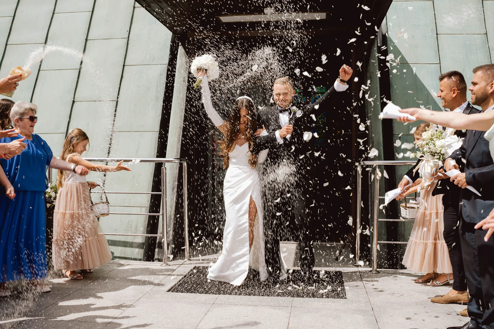 Fotograf na wesele — wyjście z kościoła