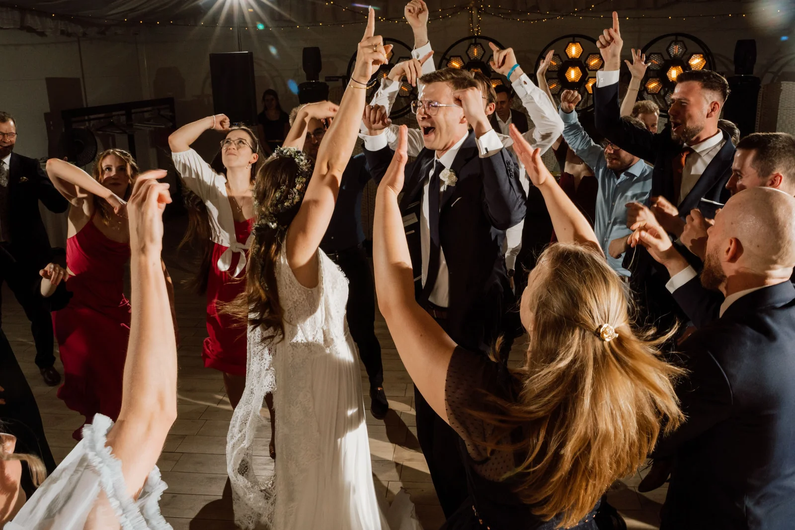 Goście bawiący się na parkiecie