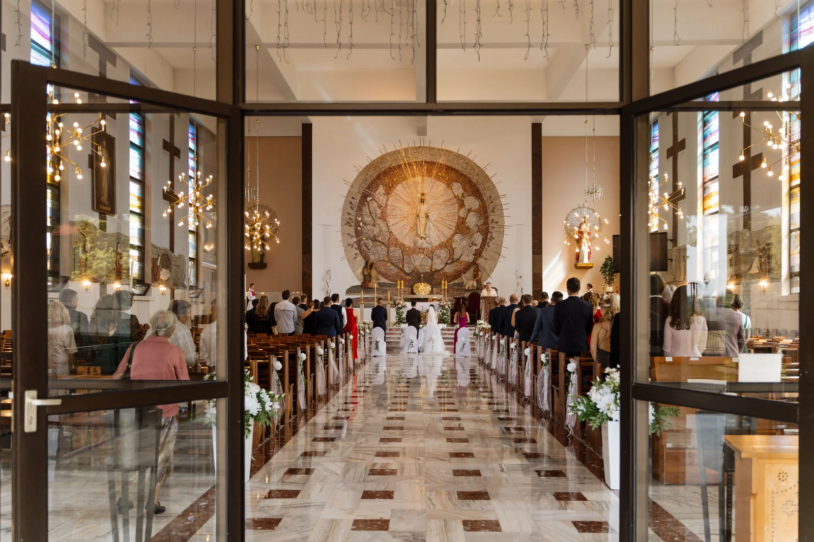 Kościół w trakcie ceremonii ślubnej