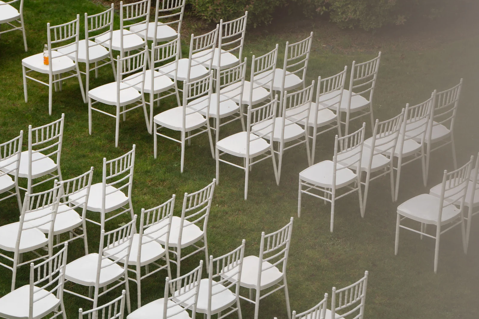 Krzesła przed ołtarzem