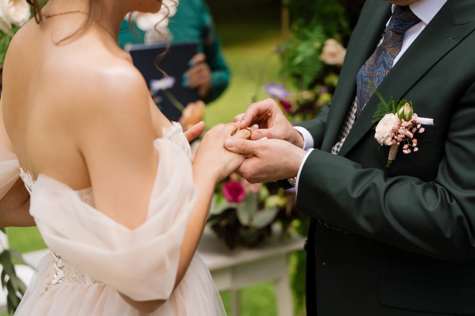 Moment nałożenia obrączki