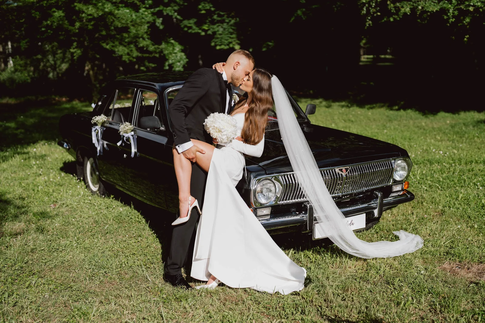 Namiętny pocałunek przy samochodzie