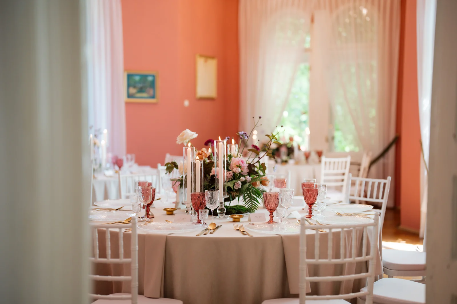 Ozdobiony okrągły stół weselny