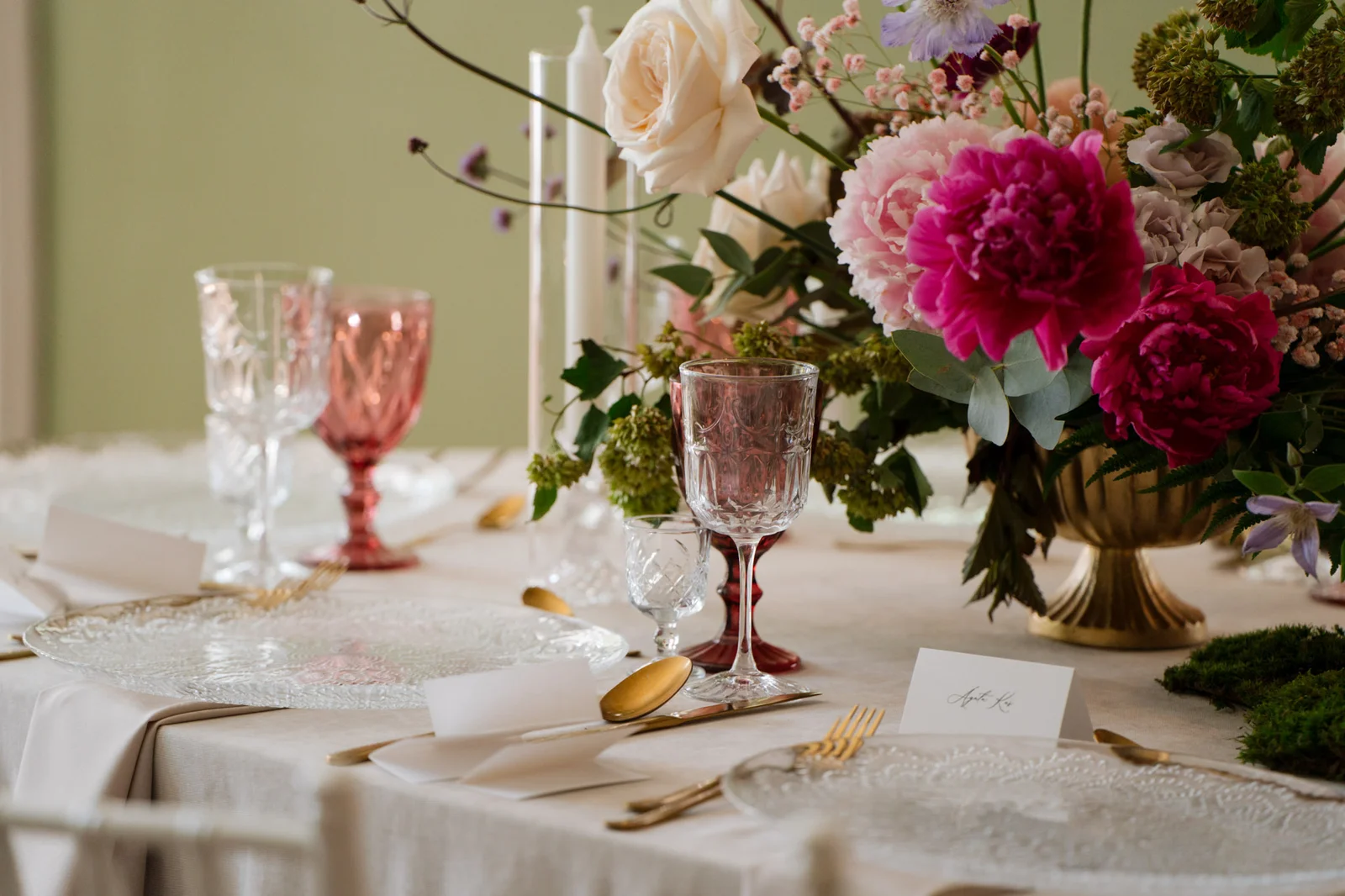 Ozdobiony stół weselny