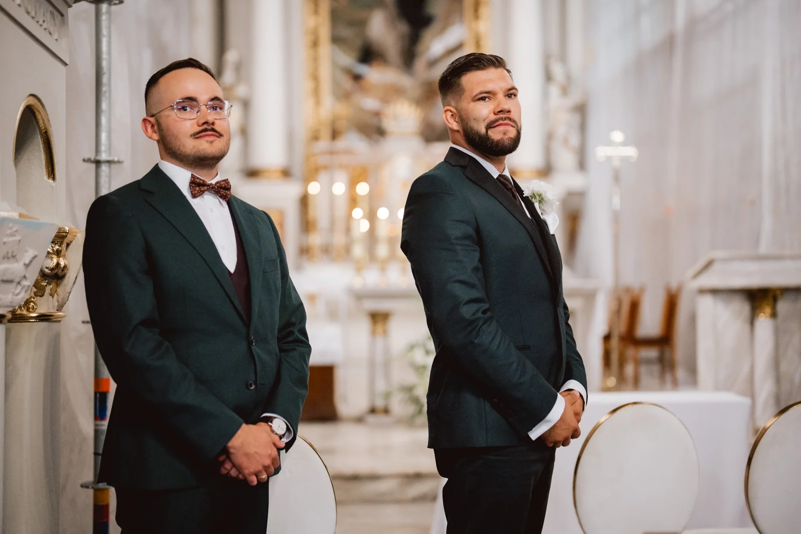 Pan młody czekający na panne przed ołtarzem