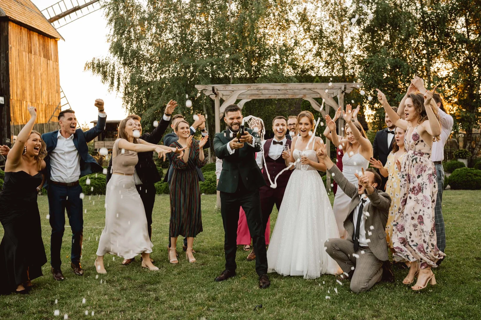 Pan młody otwiera szampana