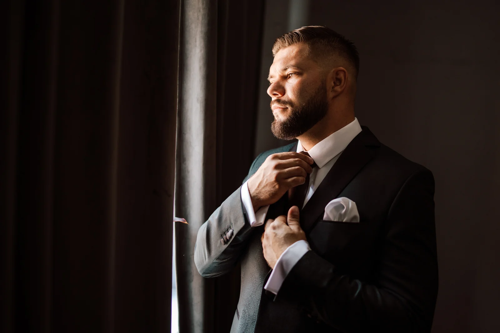 Pan młody patrzący przez okno