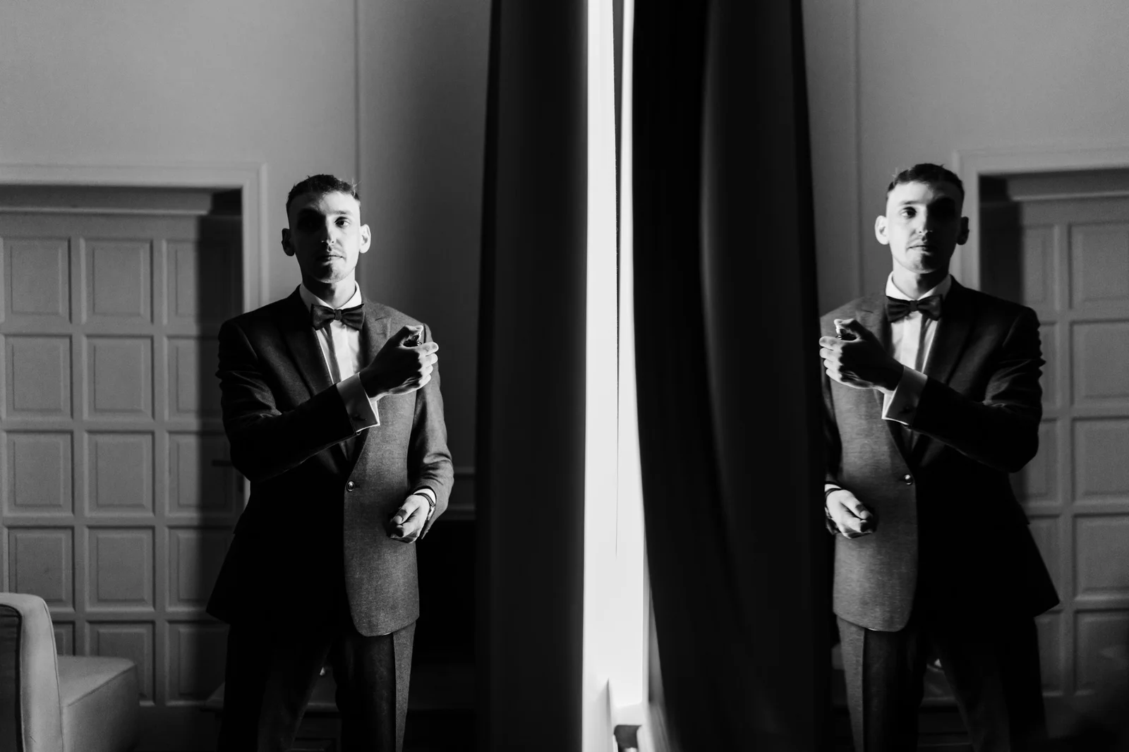 Pan młody przygotowujący się do ślubu