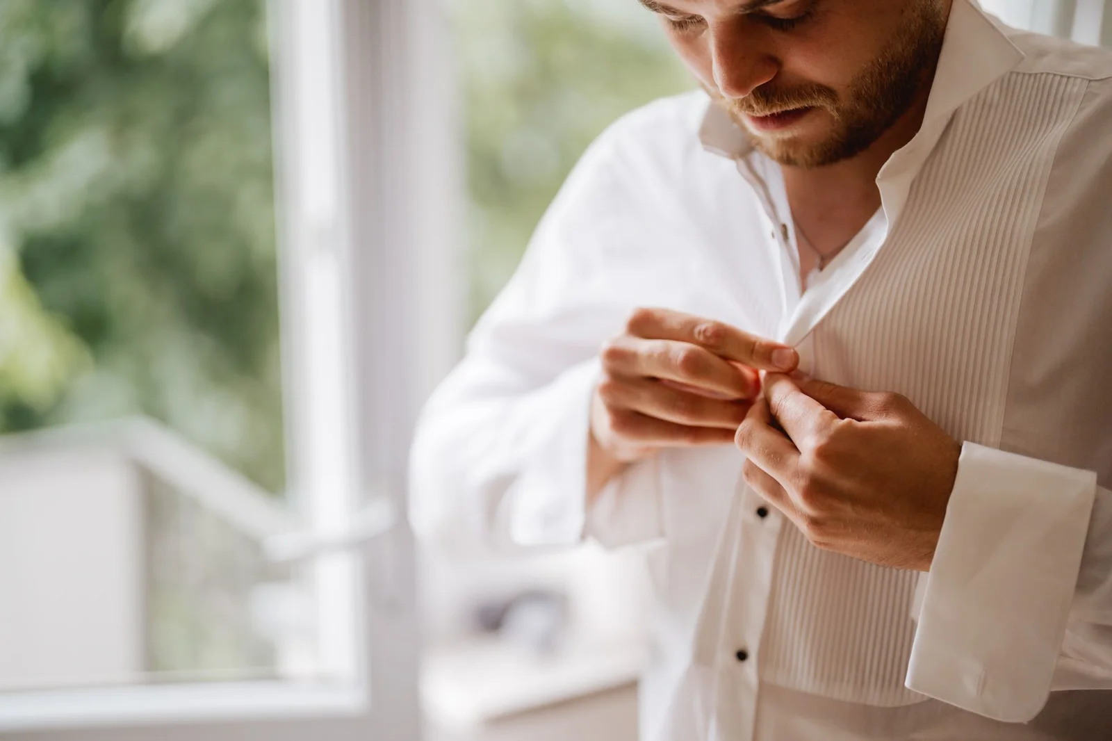 Pan młody zapina koszule