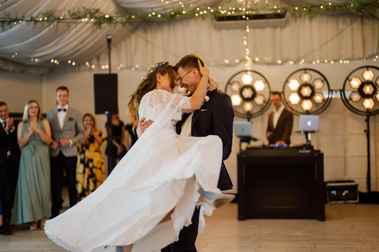 Panna młoda w objęciach pana młodego