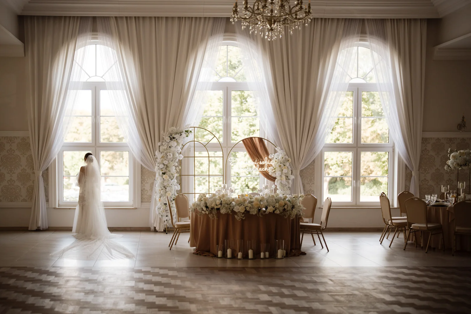 Panna młoda w sali weselnej