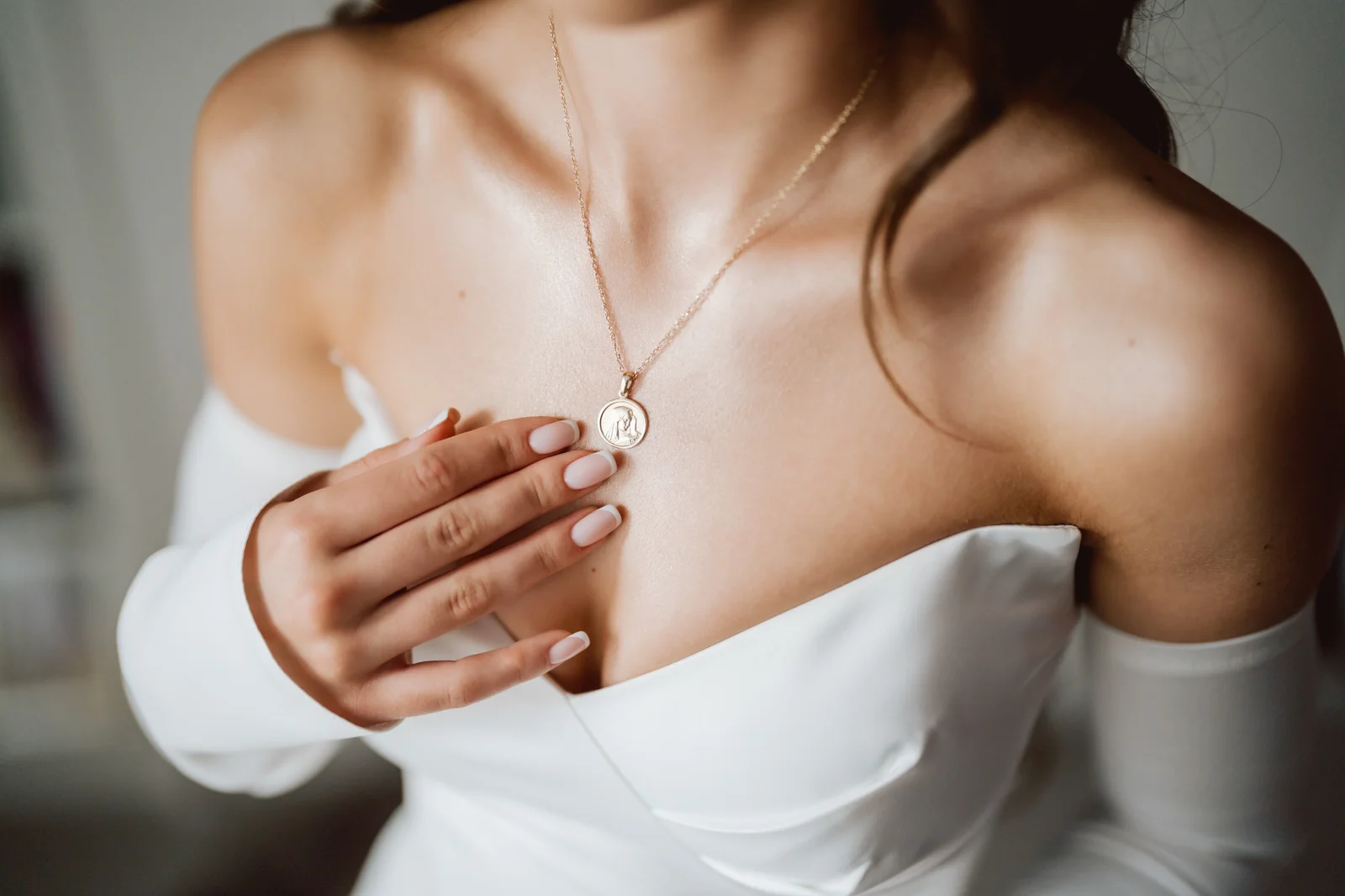 Panna młoda z łańcuszkiem