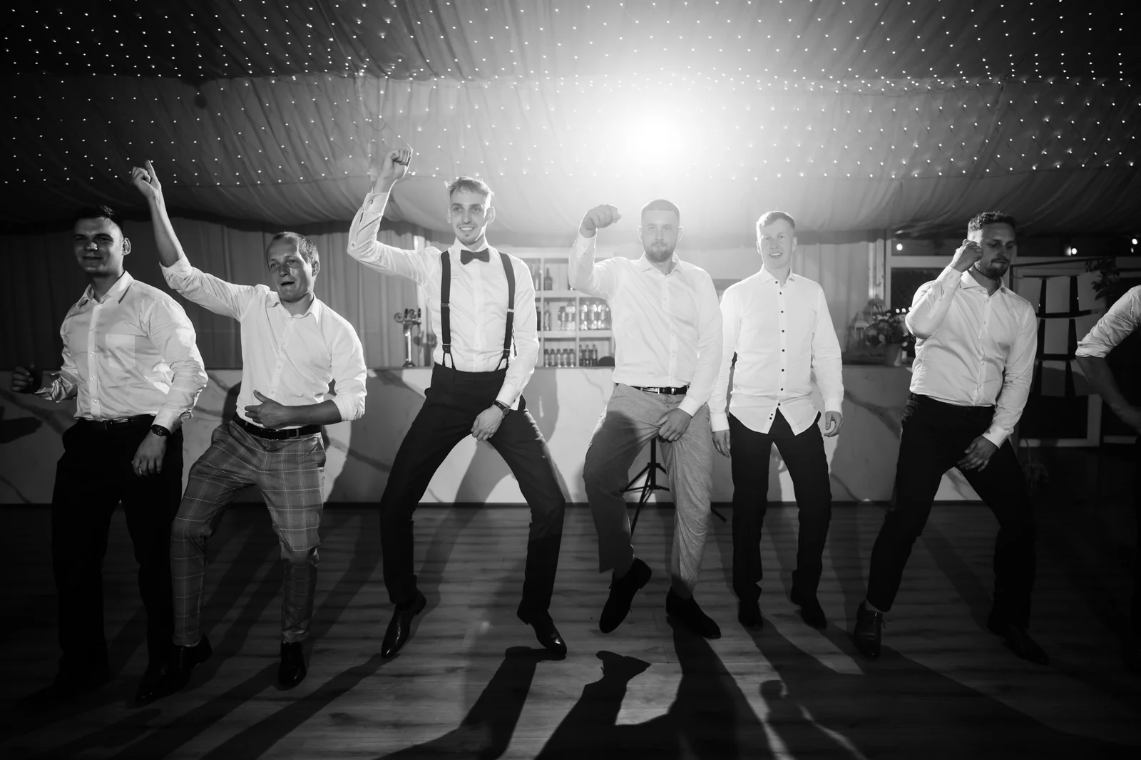 Panowie tańczący gangam style