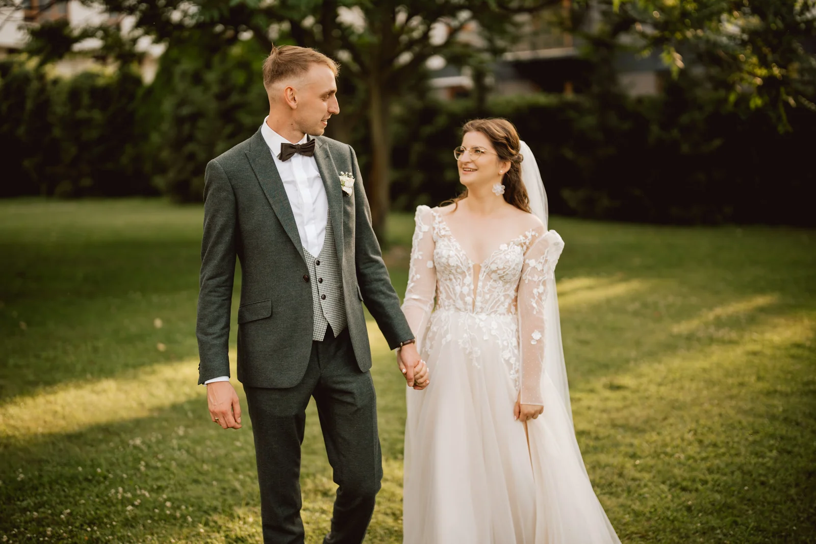 Para młoda na łonie natury