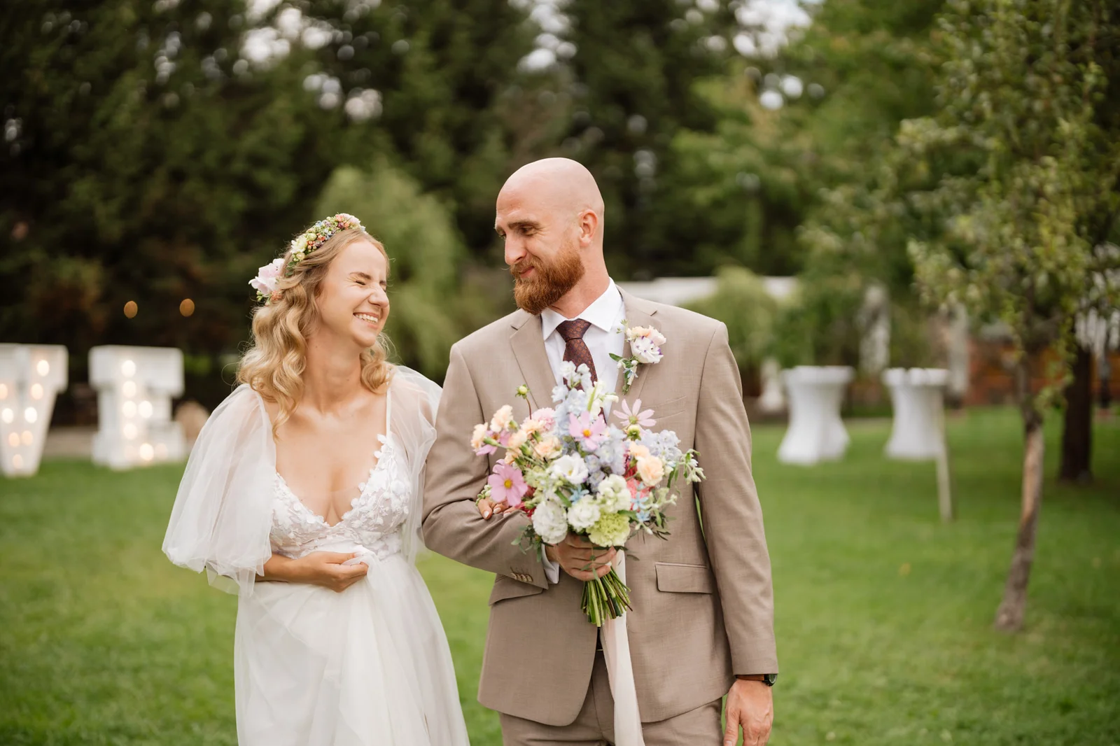 Para młoda po ślubie