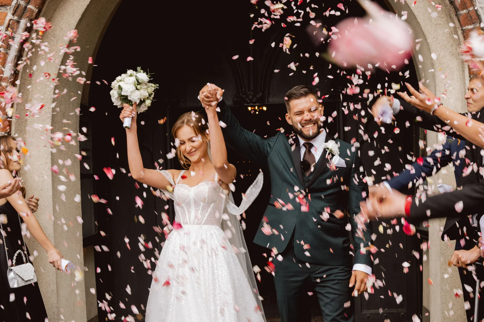 Para młoda po wyjściu z kościoła