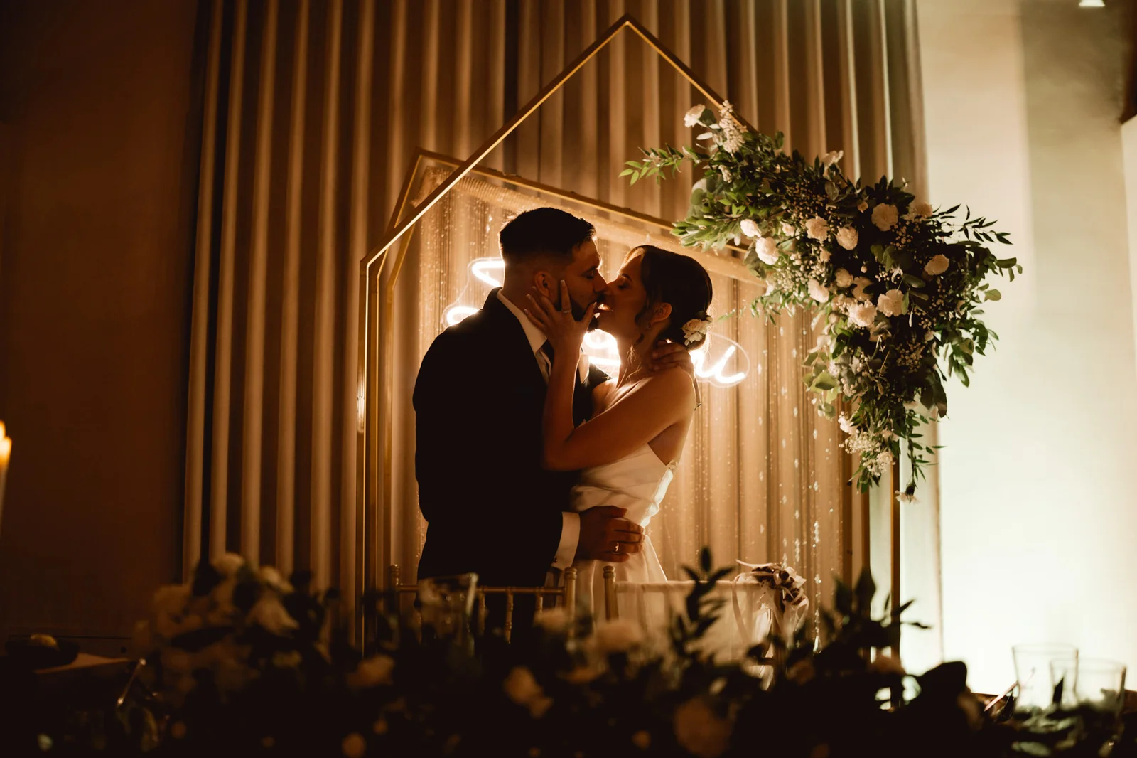 Para młoda pocałunek