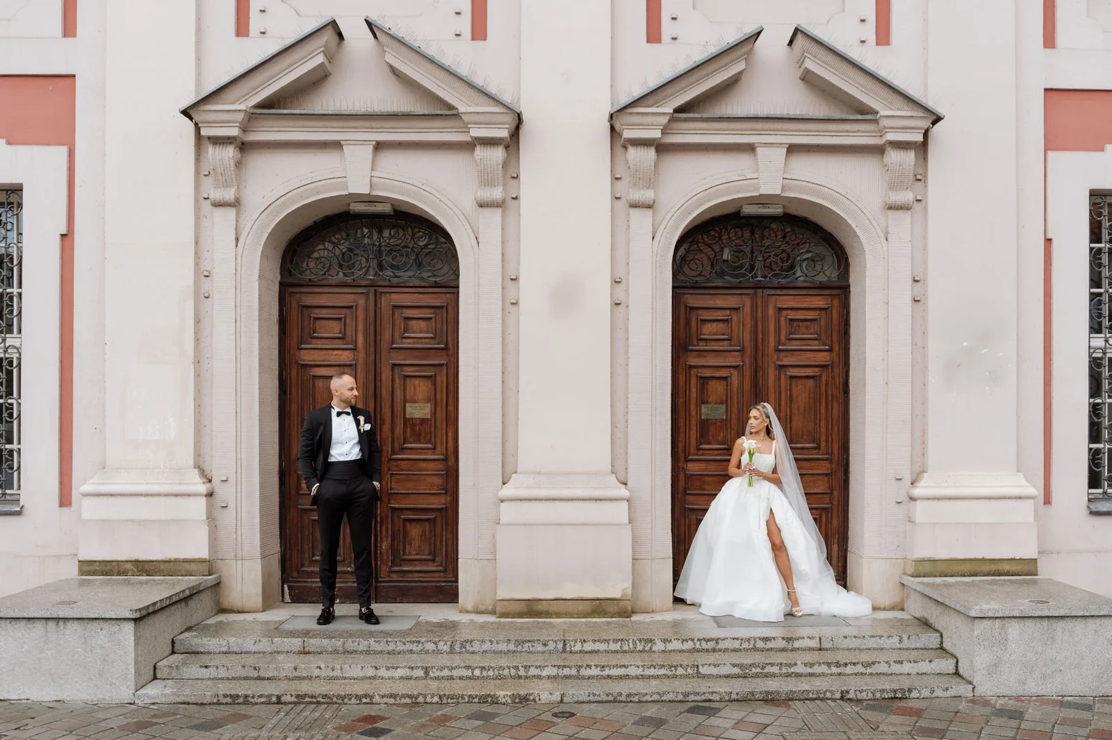 Para młoda przed kościołem