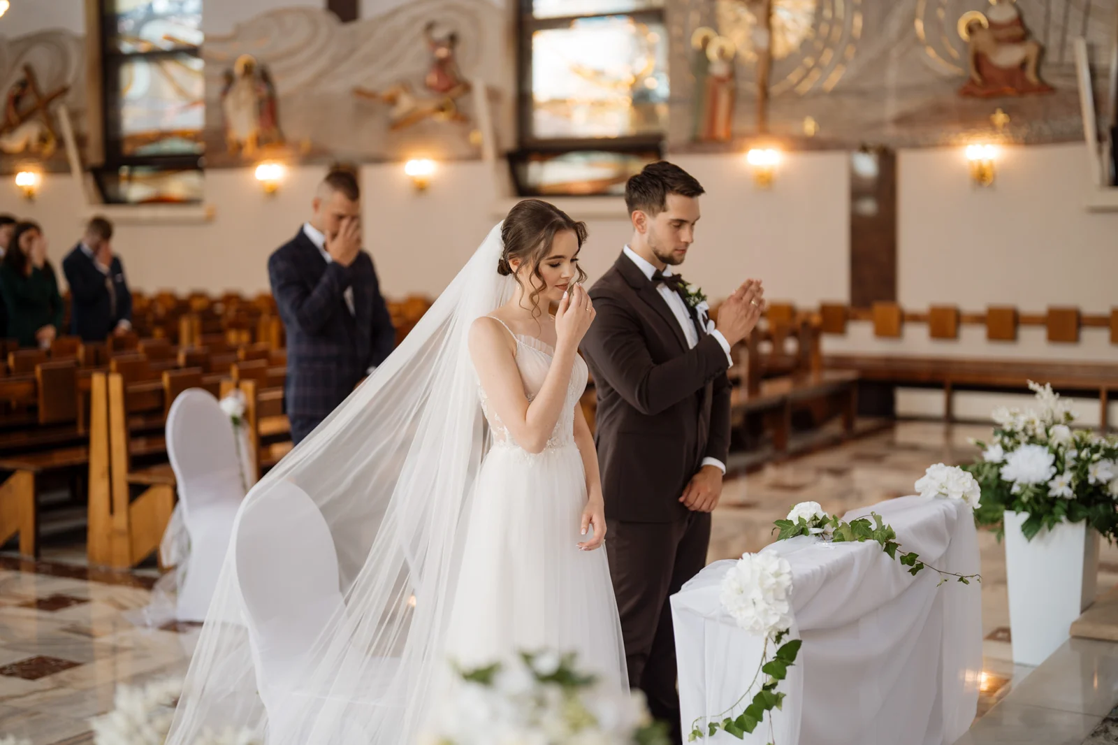 Para młoda przed ołtarzem