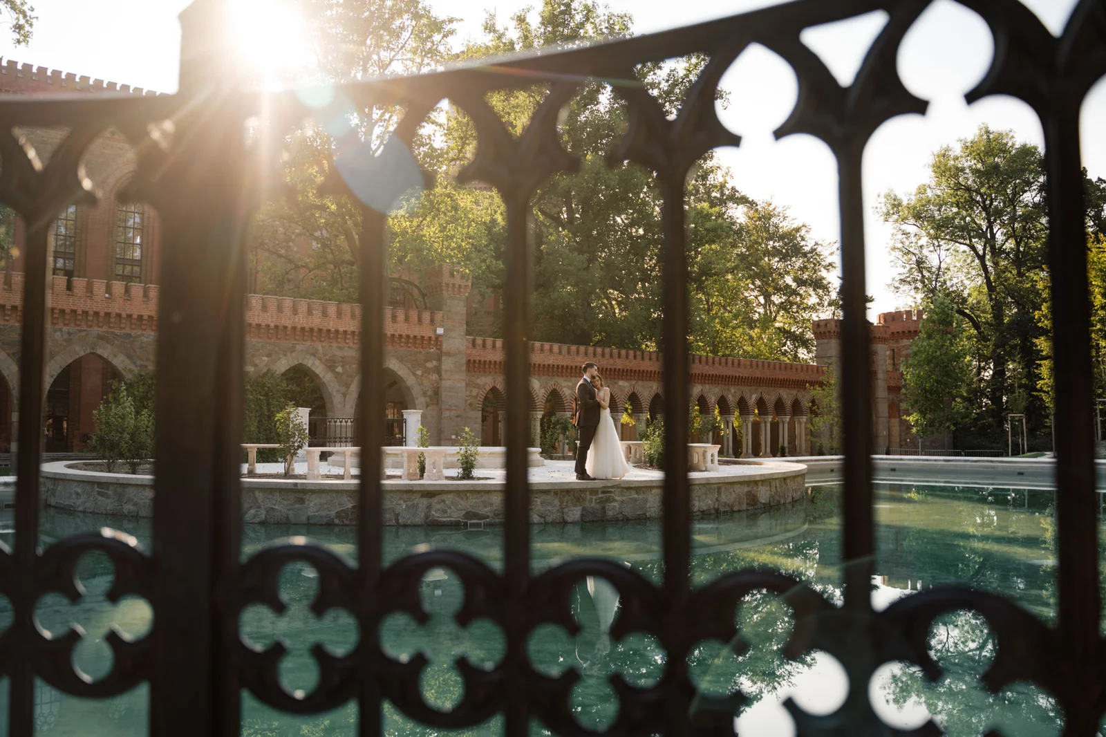 Para młoda przed pałacem