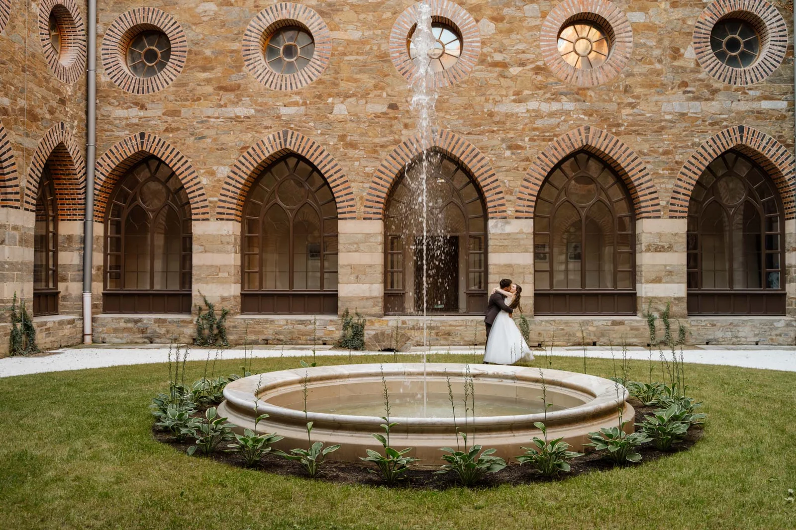 Para młoda przy fontannie