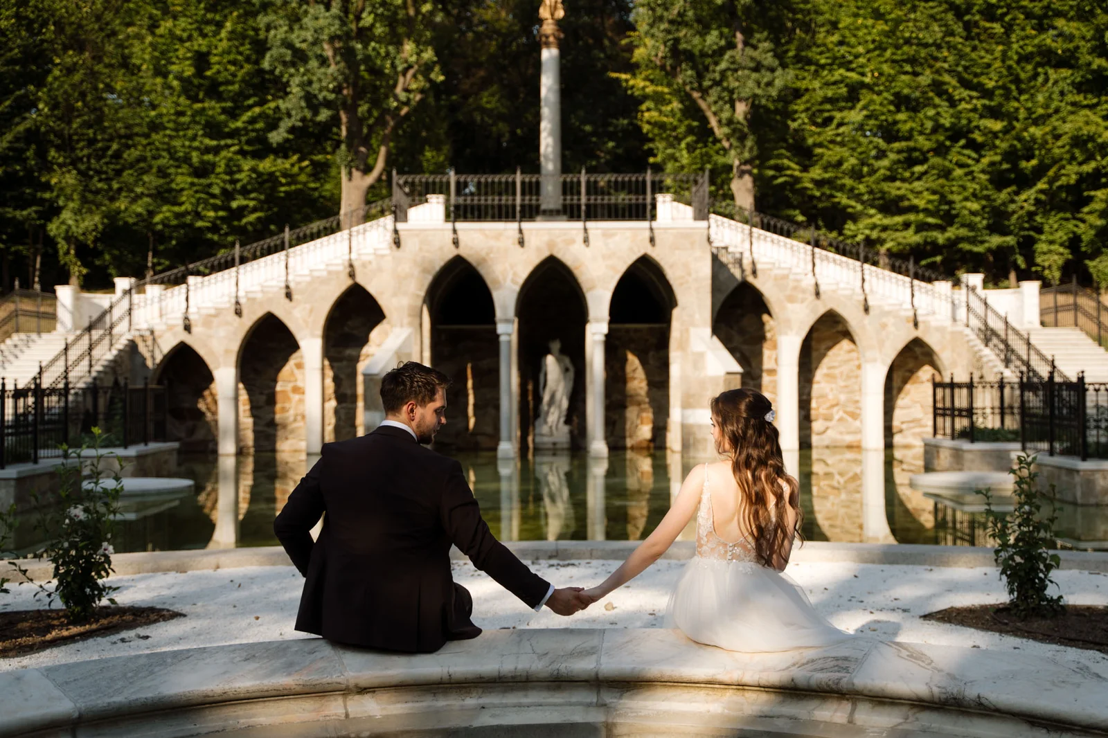 Para młoda przy fontannie