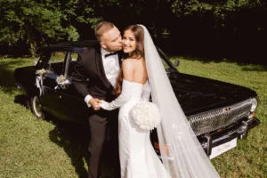 Para młoda przy samochodzie