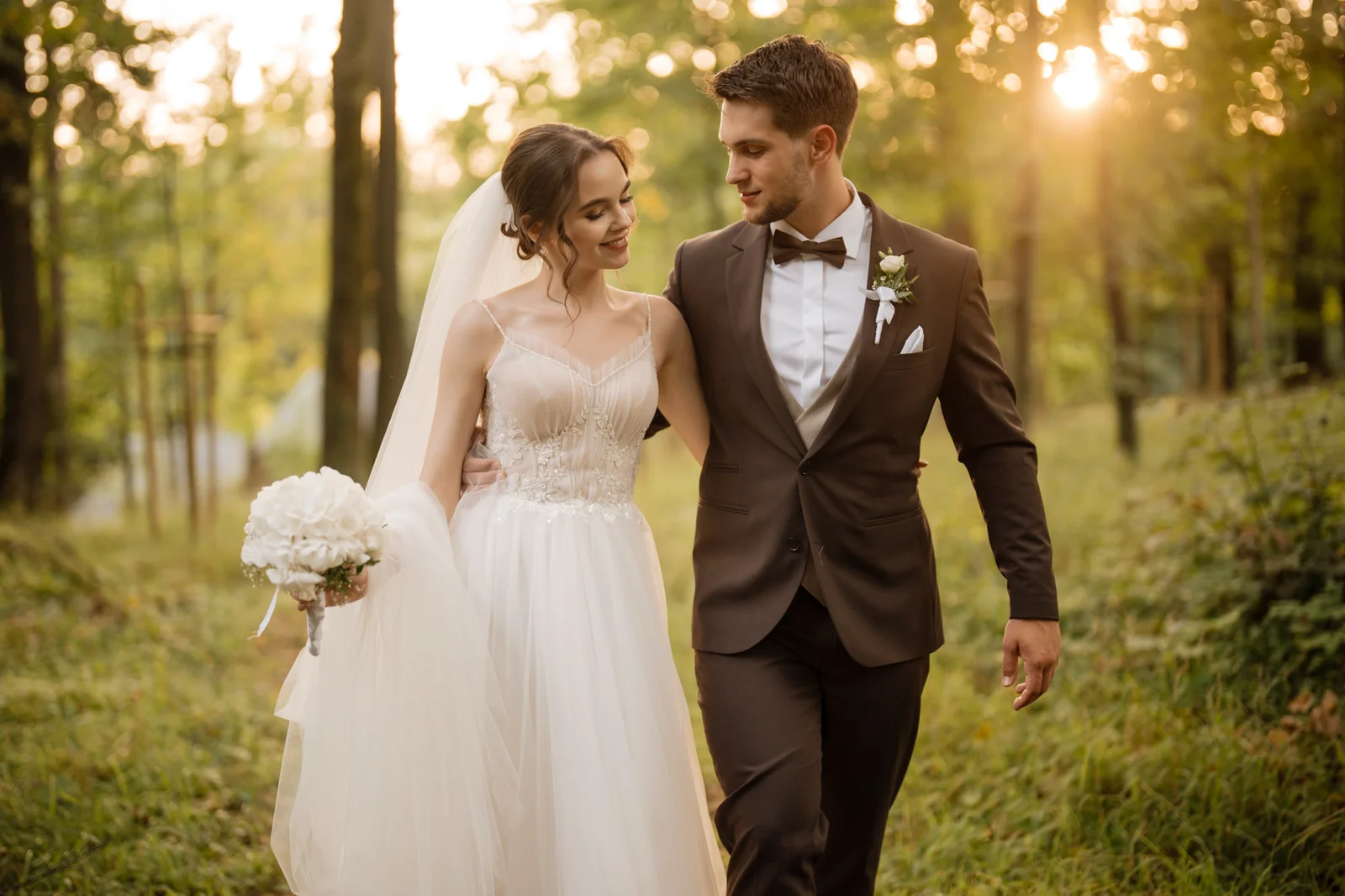 Para młoda — sesja w lesie