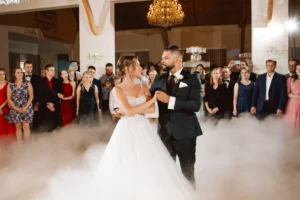 Para młoda tańcząca w ciężkim dymie