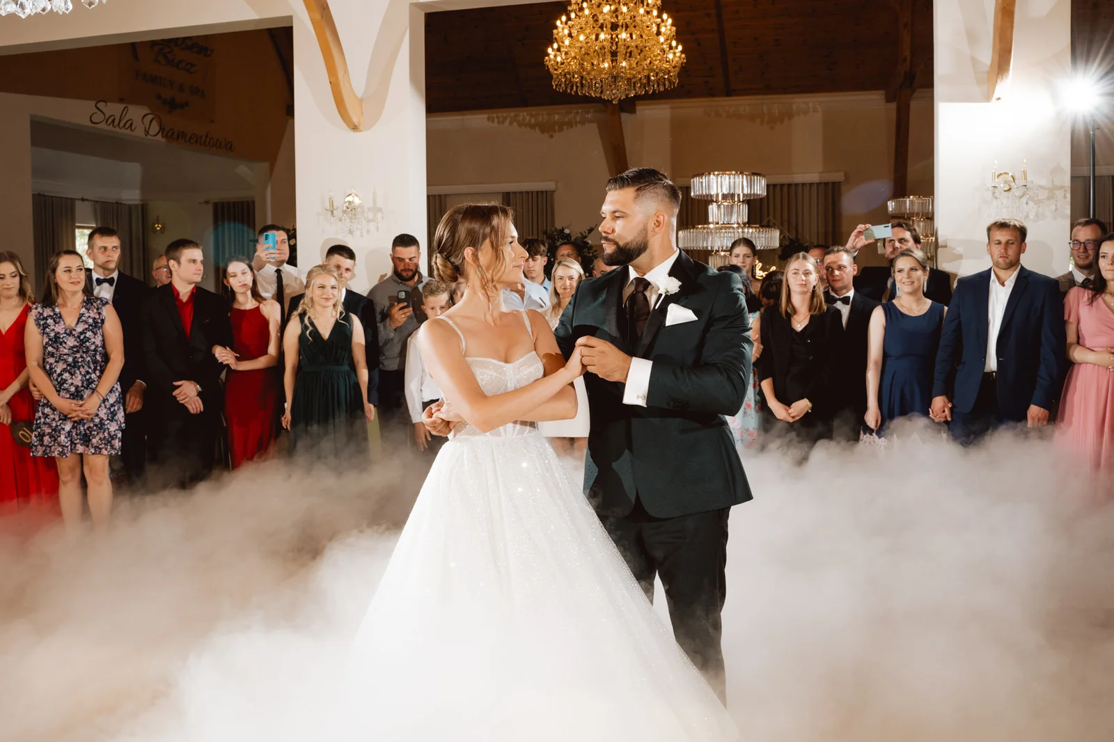 Para młoda tańcząca w ciężkim dymie