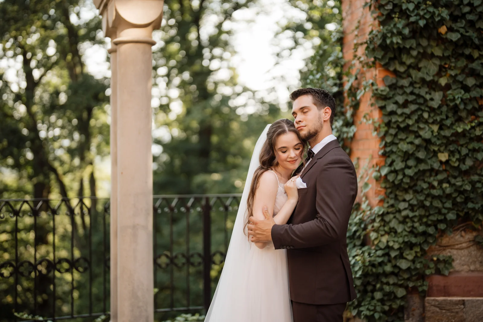 Para młoda w sali malowniczym parku