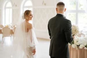 Para młoda w sali weselnej