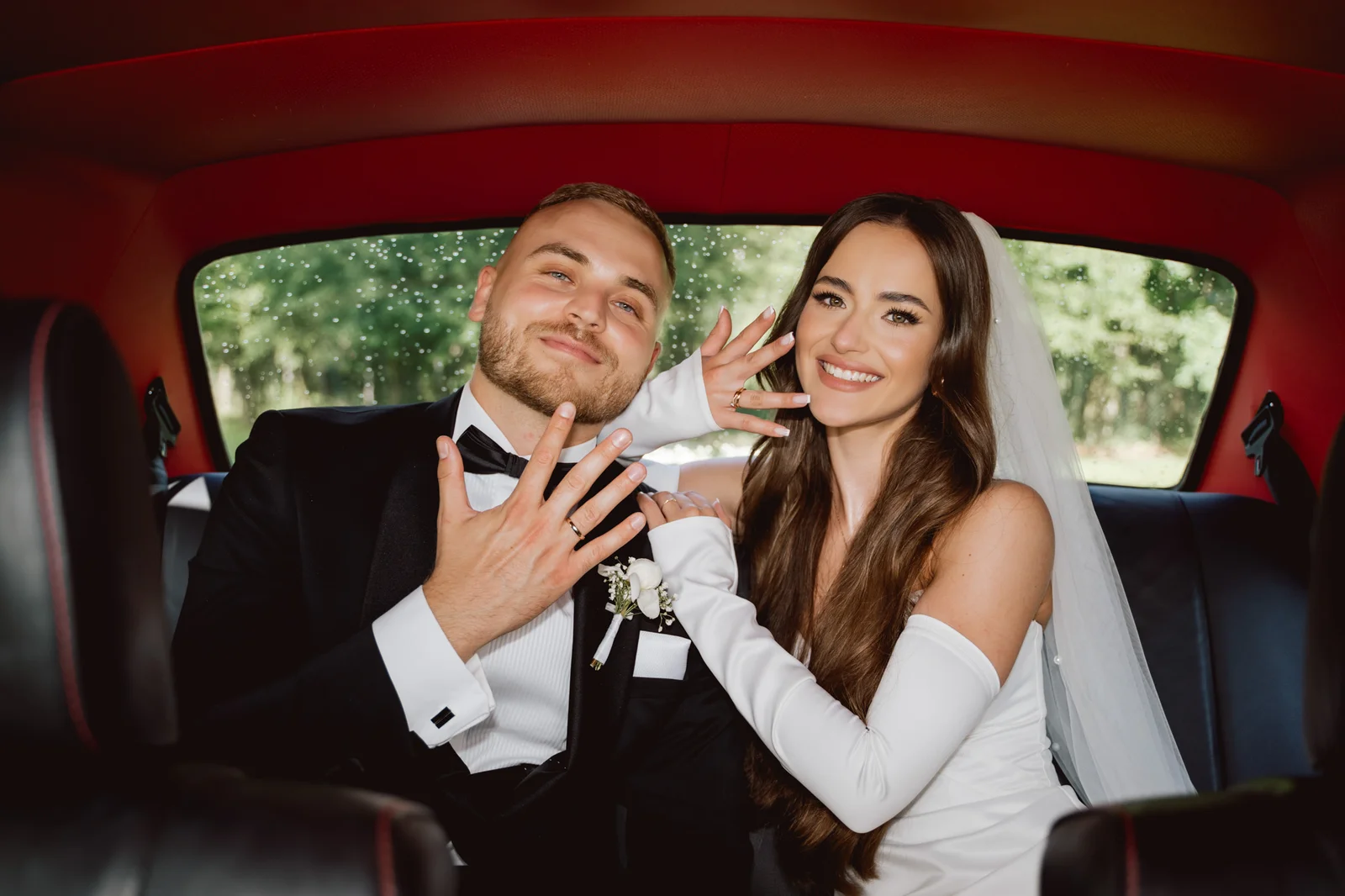 Para młoda w samochodzie