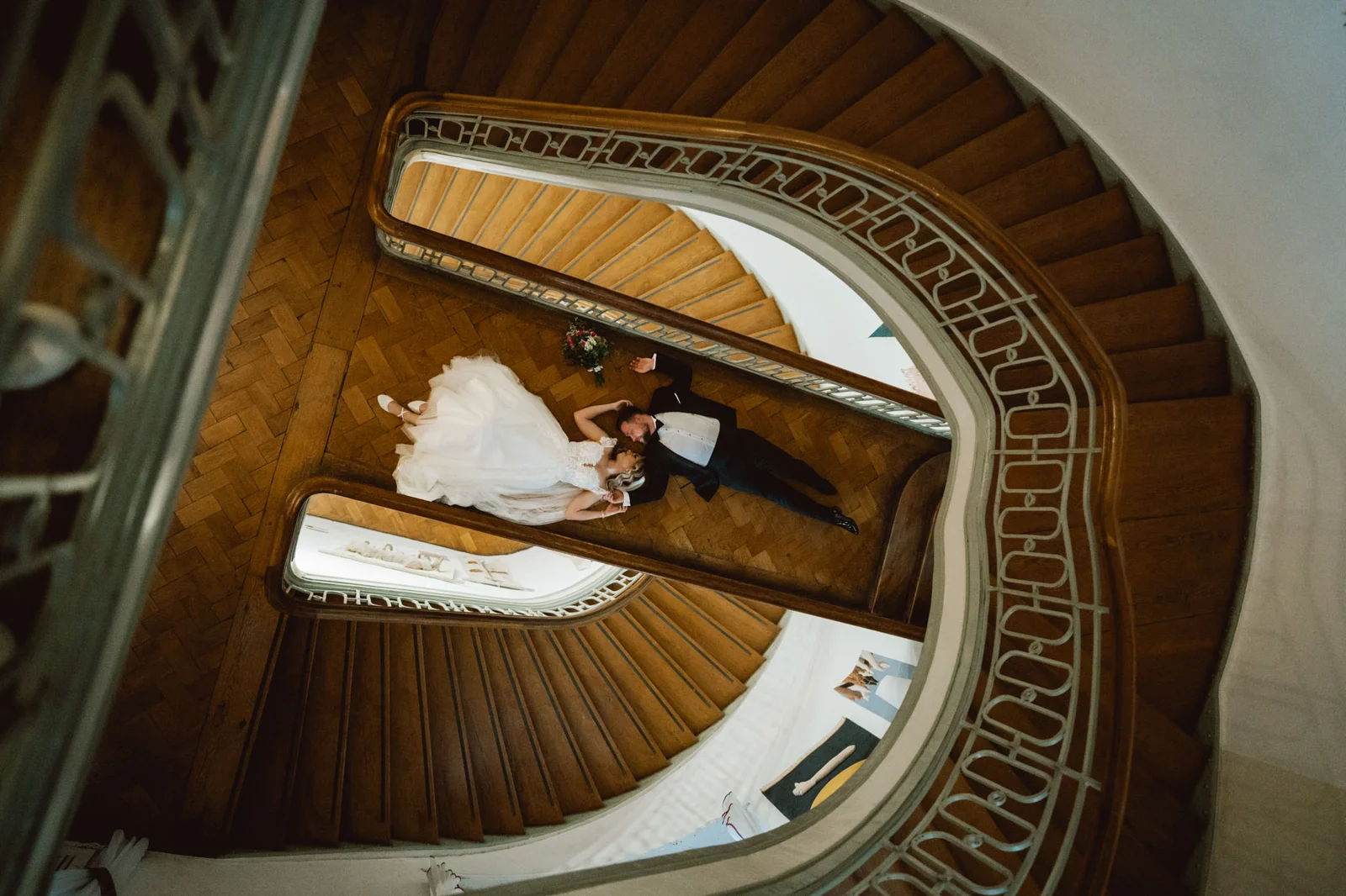 Para młoda z góry krętych schodów