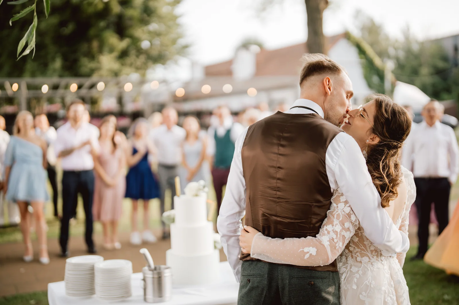 Para młoda z tortem