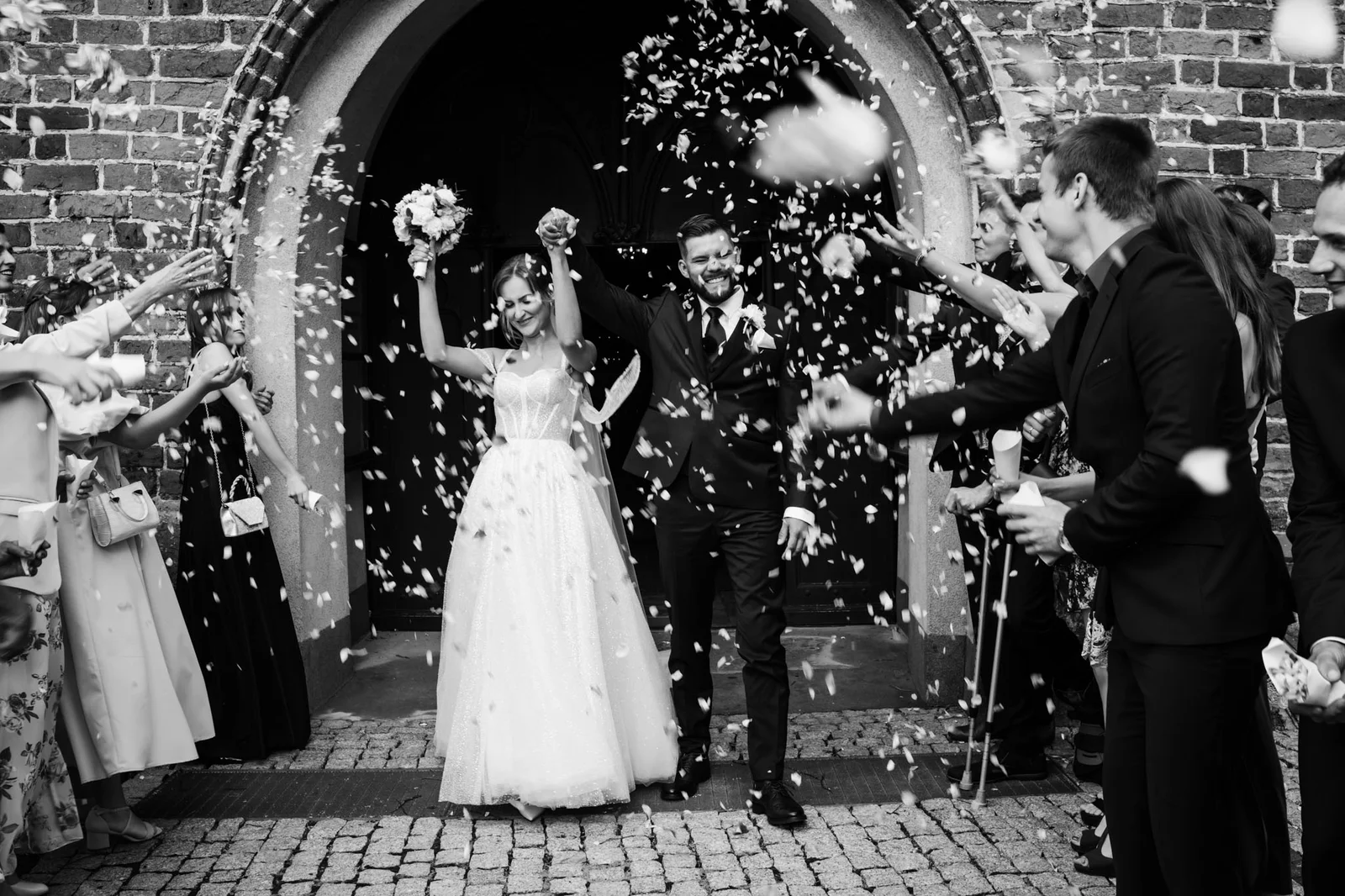 Para młoda zasypana kwiatami